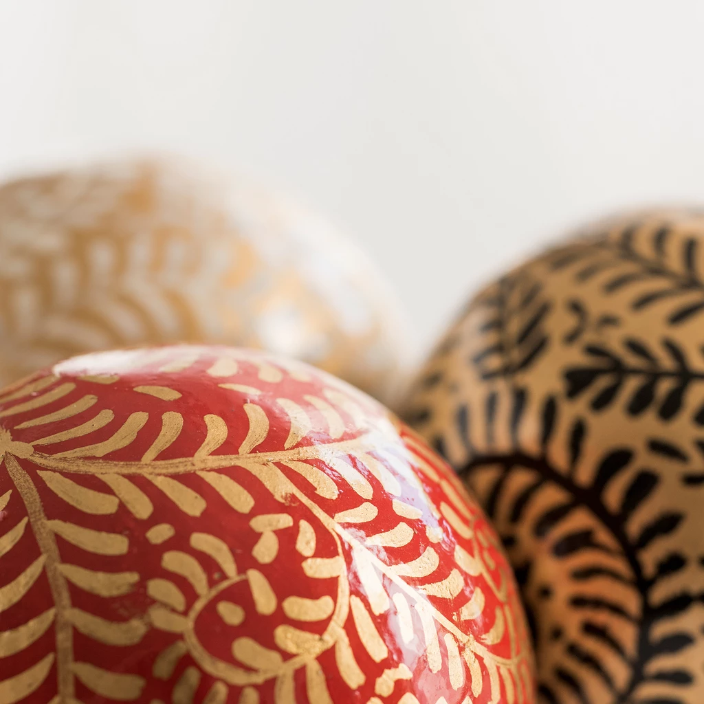6 Papiermaché Christbaumkugeln Udhampur Schwarz und Gold