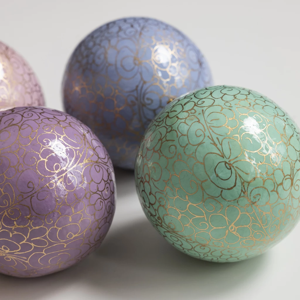 6 Papiermaché Christbaumkugeln Udhampur Pastell