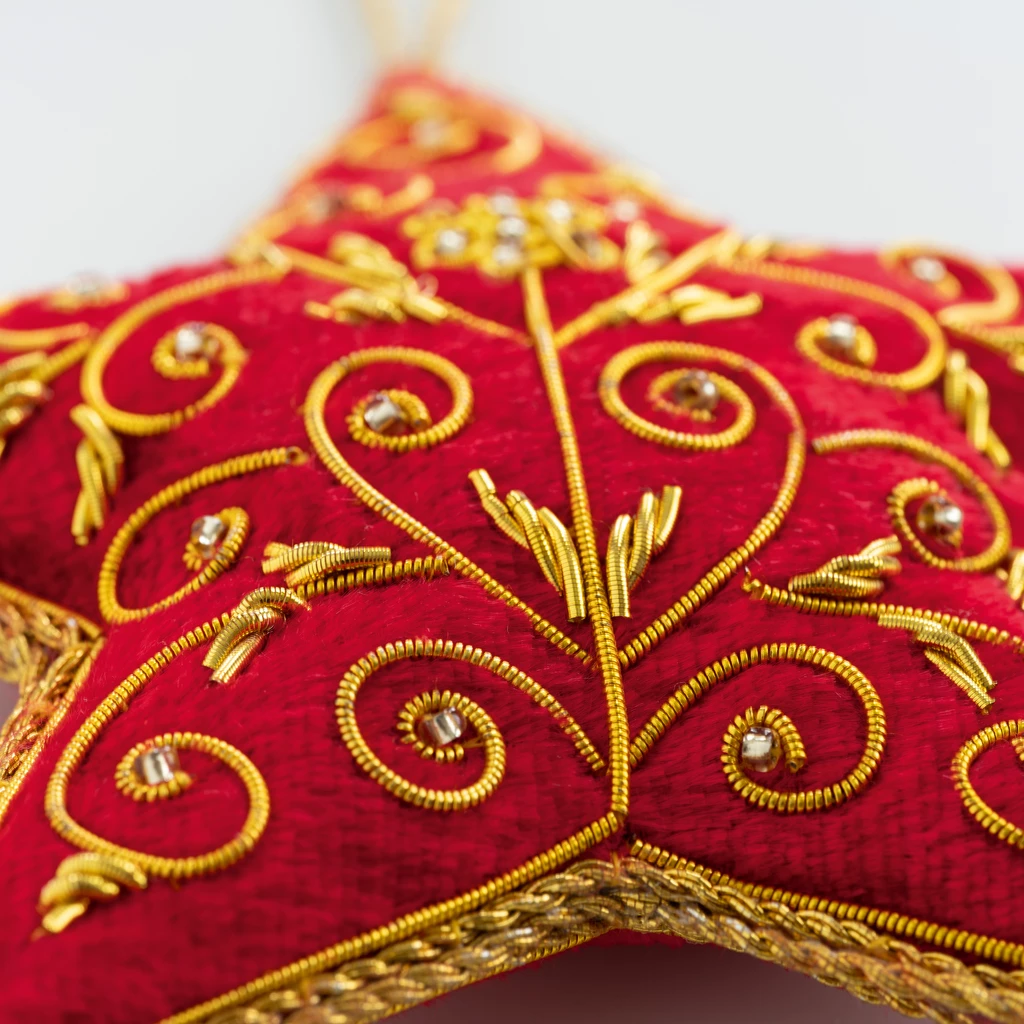 Zardozi-Baumschmuck Herz und Stern Rot