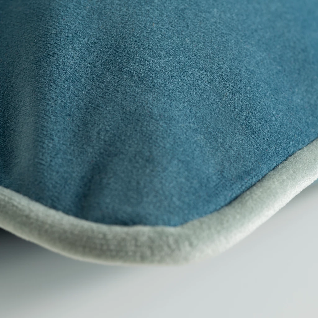 Samt-Kissenhülle Audrey mit Füllung Blau / Hellblau