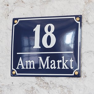 Süddeutsche Hausnummer mit Straßennamen