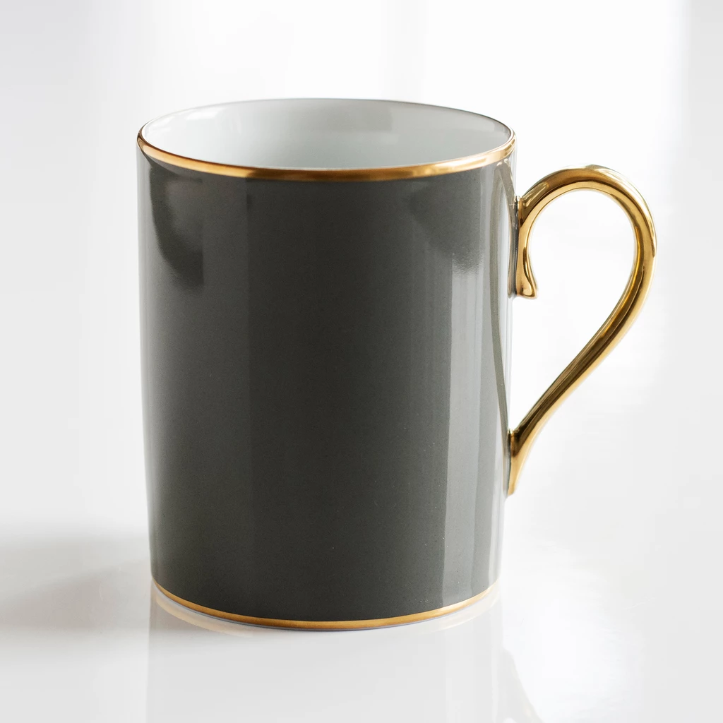 Porcelaine de Limoges Becher mit Golddekor Mausgrau